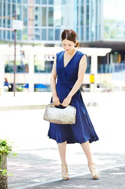 30代のロイヤルブルーのワンピース